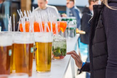 Masadaki naneli mohito kuyruk.