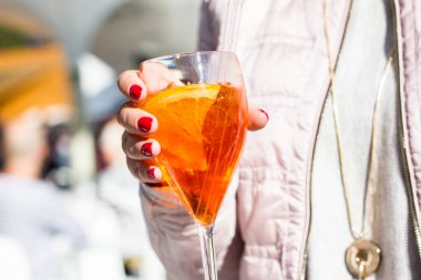 Kadın elinde aperol kuyruğu