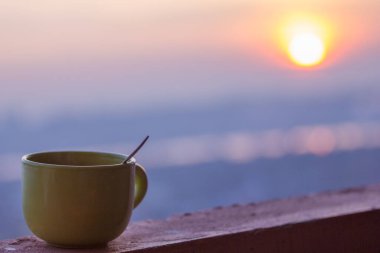 Bir fincan çay akşamı manzarası.