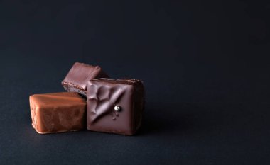 Koyu arkaplanda doğal çikolata bileşimi.