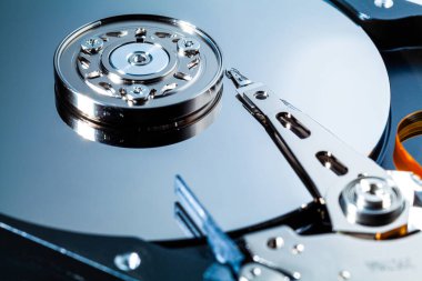 Tamir için açık bir bilgisayar sabit diski. HDD. P.S. için bileşenler. Dijital verilerin depolanması ve restorasyonu.