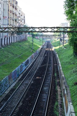 Demiryolu şehirden geçiyor..