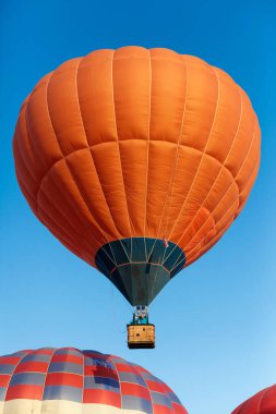Balon Festivali. Mavi gökyüzünde uçan balonlar.