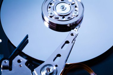 Tamir için açık bir bilgisayar sabit diski. HDD. P.S. için bileşenler. Dijital verilerin depolanması ve restorasyonu.