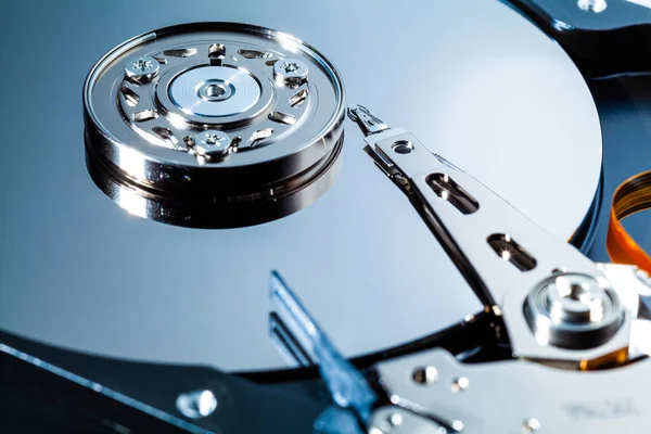 Tamir için açık bir bilgisayar sabit diski. HDD. P.S. için bileşenler. Dijital verilerin depolanması ve restorasyonu.