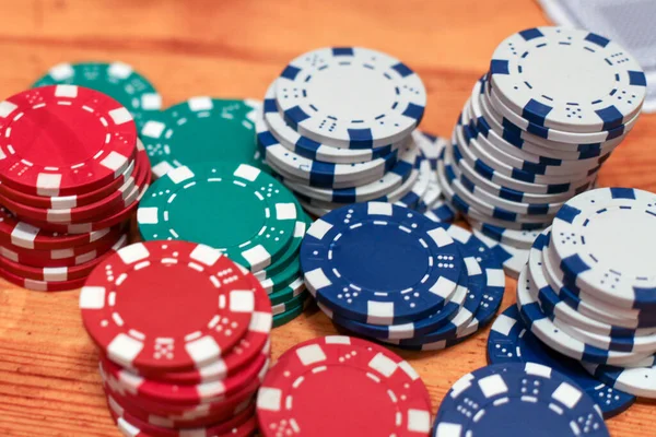 Poker oyunu. Fişler, bahisler masada..