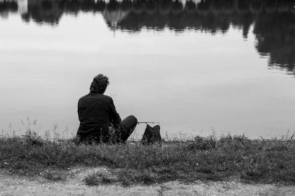 Man Fishing River Bank — Stock Photo, Image