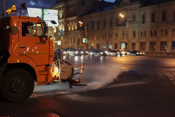Sokakları suyla sulayan hasatçı. Şehir yolunu yıka..