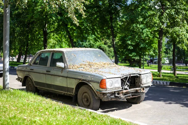 Postranní Čáry Stojí Staré Rozbité Auto — Stock fotografie