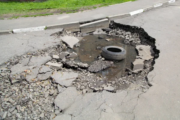 Alter Bus Der Großen Grube Einer Kaputten Straße — Stockfoto