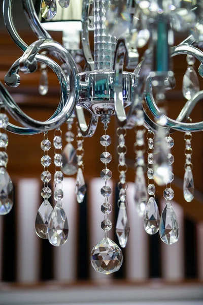 Kristallen Van Een Kristallen Luxe Kroonluchter Tegen Achtergrond Van Het — Stockfoto