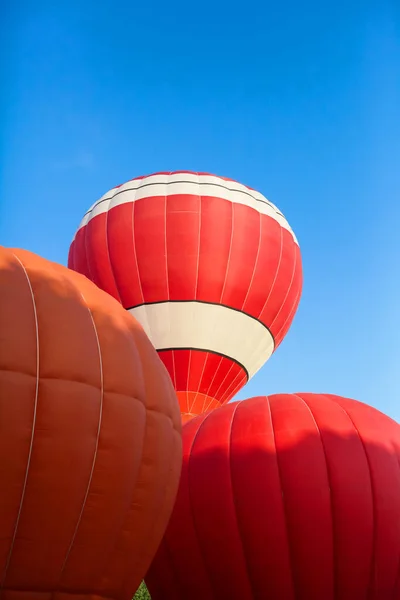 Balon Festivali. Mavi gökyüzünde uçan balonlar.