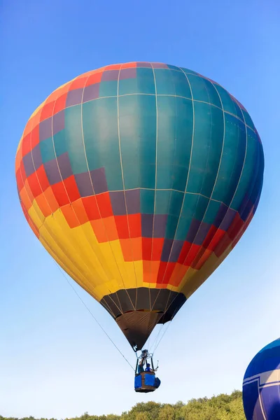 Balon Festivali. Mavi gökyüzünde uçan balonlar.