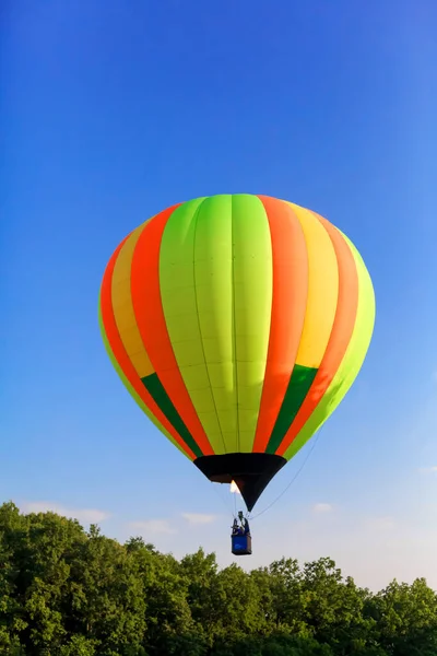 Balon Festivali. Mavi gökyüzünde uçan balonlar.