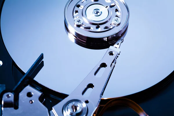 Tamir için açık bir bilgisayar sabit diski. HDD. P.S. için bileşenler. Dijital verilerin depolanması ve restorasyonu.