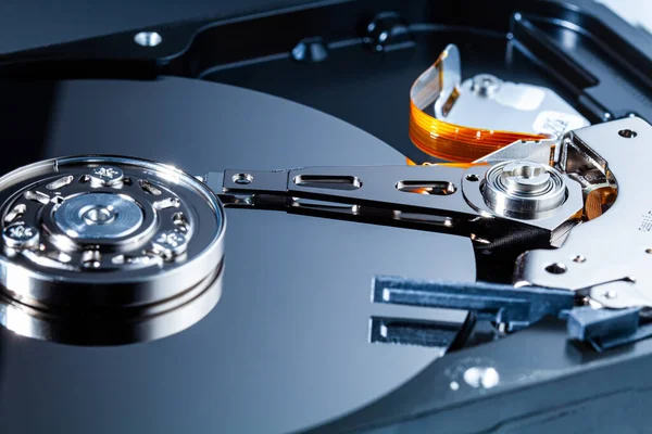 Ένας Ανοιχτός Σκληρός Δίσκος Για Επισκευή Hdd Εξαρτήματα Για Αποθήκευση — Φωτογραφία Αρχείου