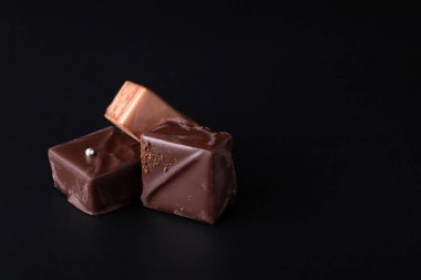 Koyu arkaplanda doğal çikolata bileşimi.