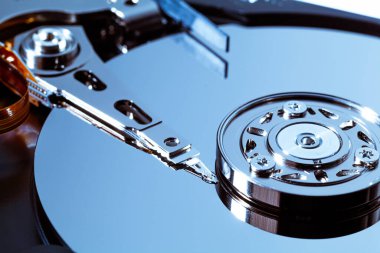 Tamir için açık bir bilgisayar sabit diski. HDD. P.S. için bileşenler. Dijital verilerin depolanması ve restorasyonu.