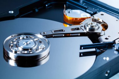 Tamir için açık bir bilgisayar sabit diski. HDD. P.S. için bileşenler. Dijital verilerin depolanması ve restorasyonu.