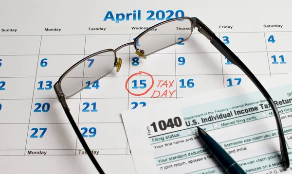 15 апреля налоги. Календарь и очки.