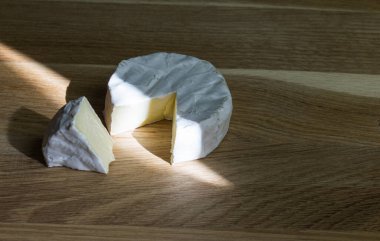 Sabahın köründe masada taze peynir