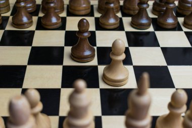 Satranç tahtasının üzerinde satranç taşları var.