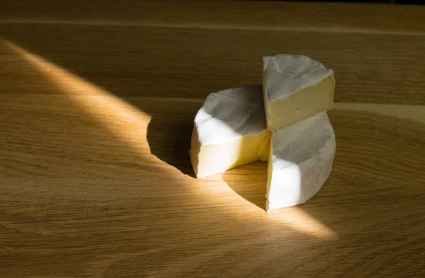 朝の太陽の下でのカマンベールチーズ — ストック写真