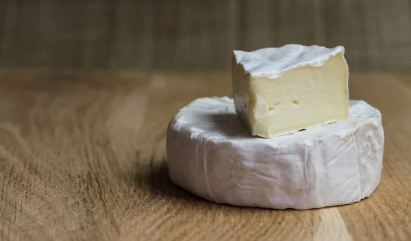 Camembert Mjukost Ljus Trä Bakgrund — Stockfoto