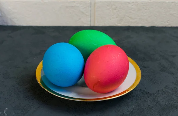 Ovos Coloridos Prato Mesa Páscoa Está Chegando — Fotografia de Stock