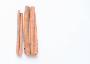 Tarçın beyaz arkaplanda yapışır