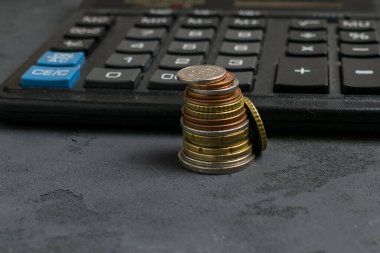 Koyu arkaplanda para ve hesap makinesi