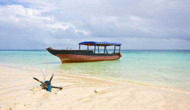 tourist boat on the beach