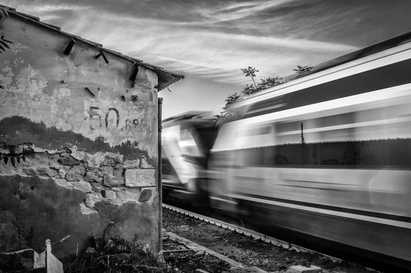 Tren en funcionamiento cerca de la estación del país — Foto de Stock