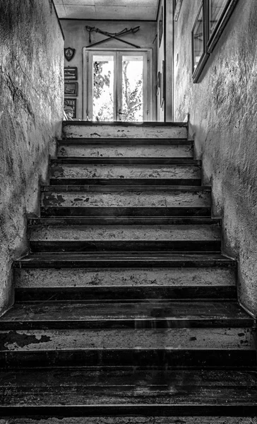 Gruselige Treppen in Schwarz-Weiß — Stockfoto