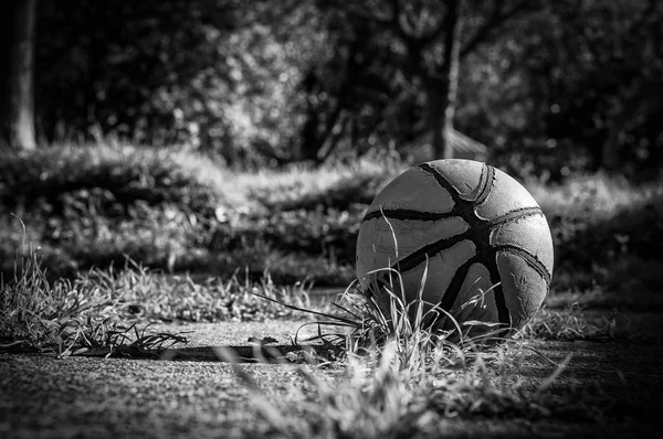 Antiguo baloncesto en el campo de juego en blanco y negro — Foto de Stock