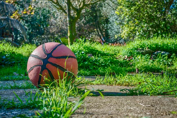 Antiguo baloncesto en el campo de juego — Foto de Stock