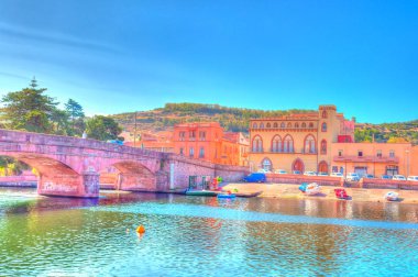 Bir nehir üzerinde antik köy görünümü