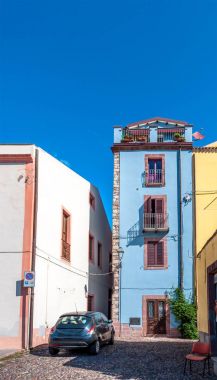 Bir nehir üzerinde antik köy görünümü