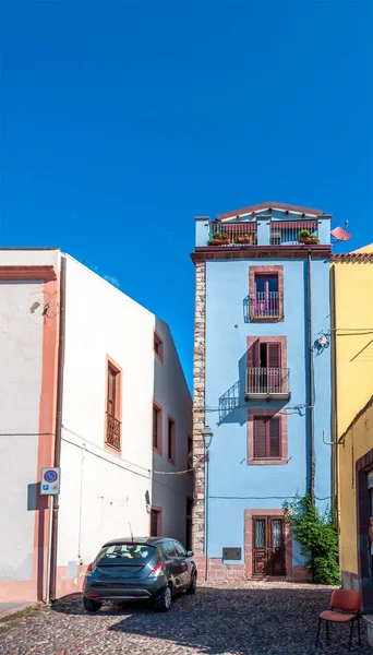 Bir nehir üzerinde antik köy görünümü