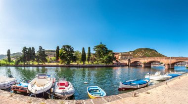 Bir nehir üzerinde antik köy görünümü