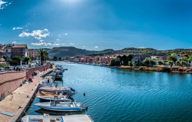 Bir nehir üzerinde antik köy görünümü