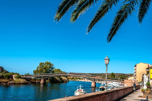Bir nehir üzerinde antik köy görünümü