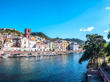 Bir nehir üzerinde antik köy görünümü