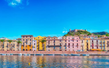 Bir nehir üzerinde antik köy görünümü