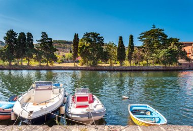 Bir nehir üzerinde antik köy görünümü