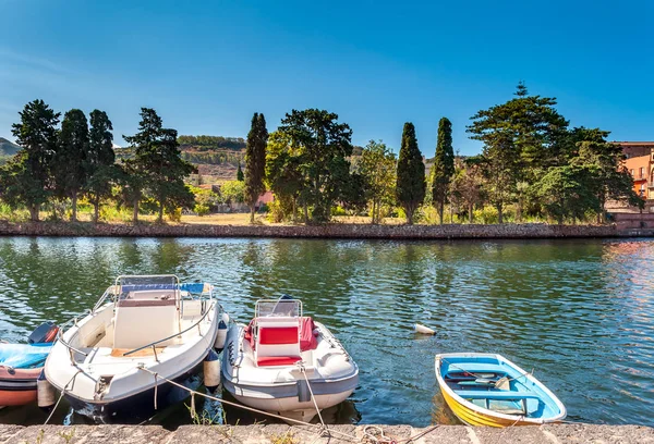 Bir nehir üzerinde antik köy görünümü