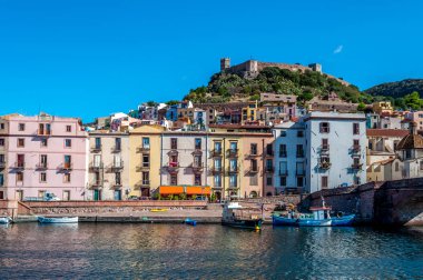Bir nehir üzerinde antik köy görünümü
