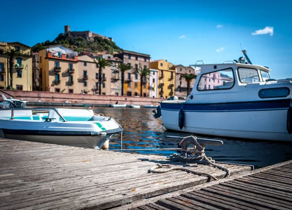 Bir nehir üzerinde antik köy görünümü