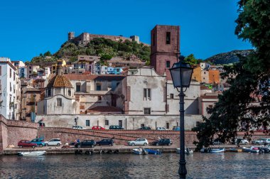 Bir nehir üzerinde antik köy görünümü