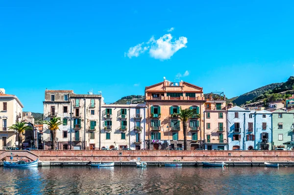 Bir nehir üzerinde antik köy görünümü